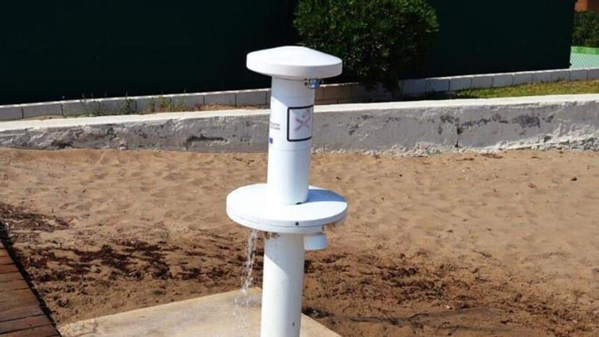 Uno de los lavapiés de la playa de Pau Pi de Oliva.