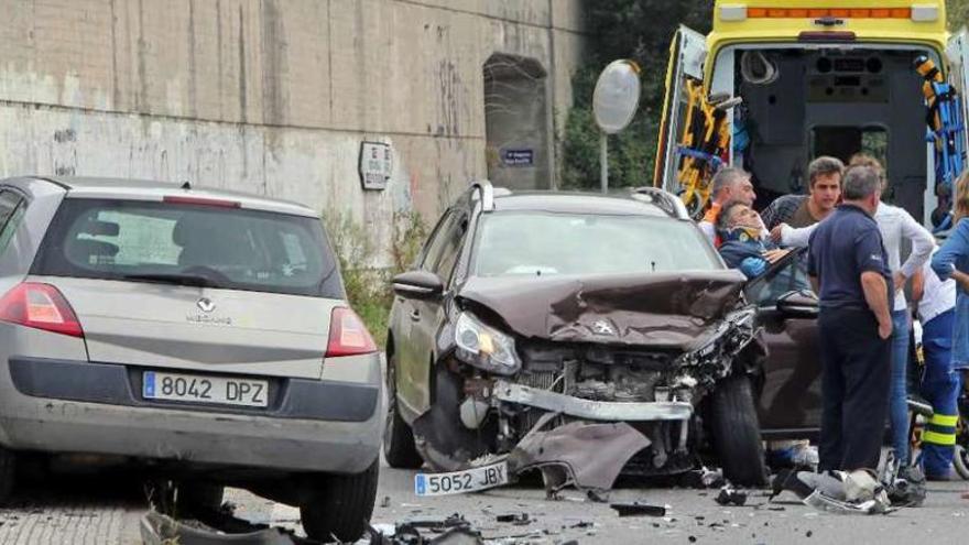 Los servicios de emergencias evacuan a uno de los heridos, ayer, en el accidente. // Marta G. Brea