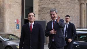 El ministro de Exteriores, José Manuel Albares, y el director general de Casa Asia, José Pintor.
