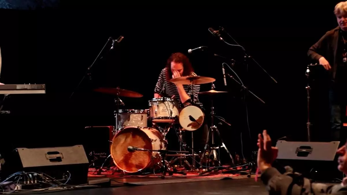 El batería de Extremoduro rompe a llorar en el homenaje a Robe Iniesta