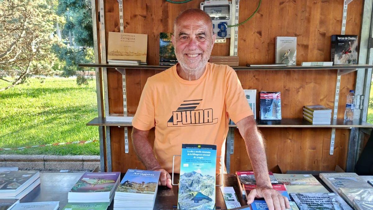 El autor Chema Tapia posa frente a sus guías sobre Ribagorza en la última Feria del Libro de Zaragoza.