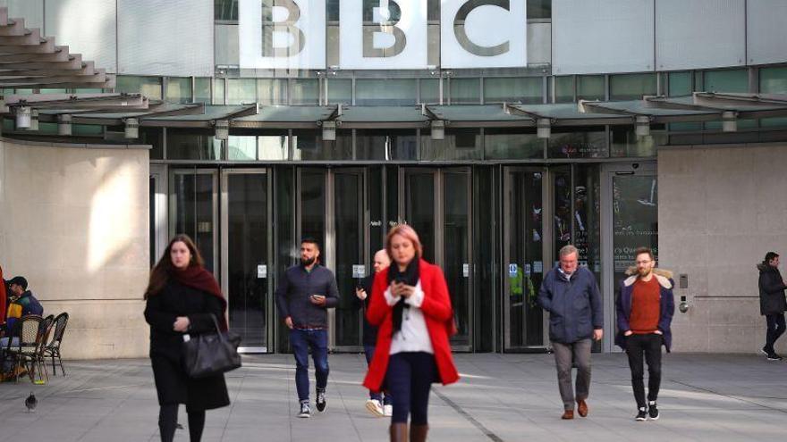 La BBC perderá 450 empleos por los recortes de Boris Johnson