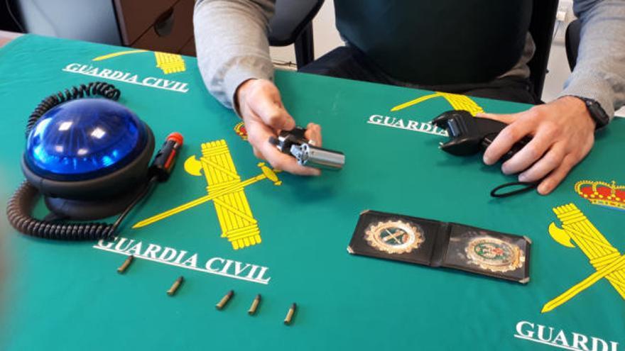 Detienen a un vecino de Ponte Caldelas con un arma, una táser y dos placas de la Guardia Civil