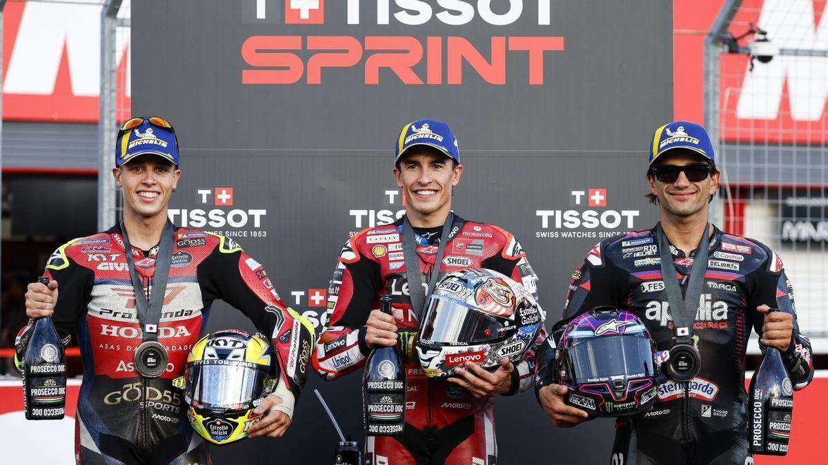 El brasileño Diogo Moreira, segundo clasificado, y los españoles Marc Marquez, ganador, y Jorge Martin, tras la carrera sprint del Gran Premio de Japón de MotoGP. EFE/EPA/FRANCK ROBICHON