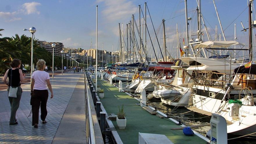 Hallan el cadáver de una mujer en el mar junto a un velero en el Paseo Marítimo de Palma