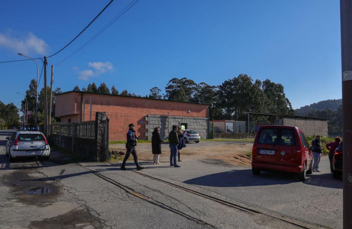 Operativo del cierre de la empresa de asfalto en Meaño. |  I.Abella