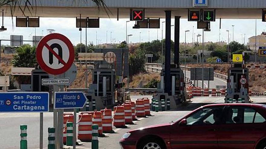 Aspecto de ayer del tramo de peaje a la autopista Alicante-Cartagena en Los Montesinos y que la mayoría de los usuarios del vial eluden.