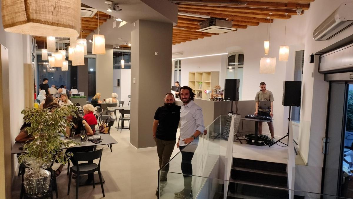 Carles Pons (esquerre) i Guillem Vilà, a l’interior del Glaç Wine, ahir