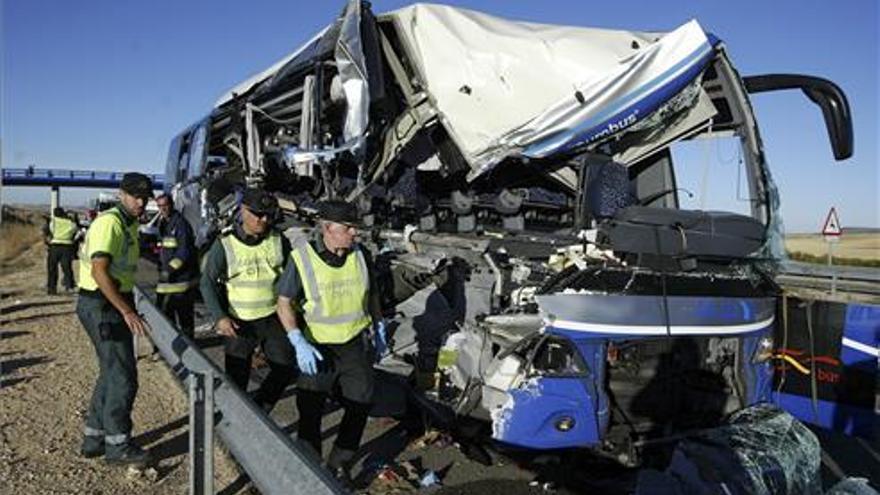 Un muerto y siete heridos graves en una colisión entre un camión y un autobús en Soria