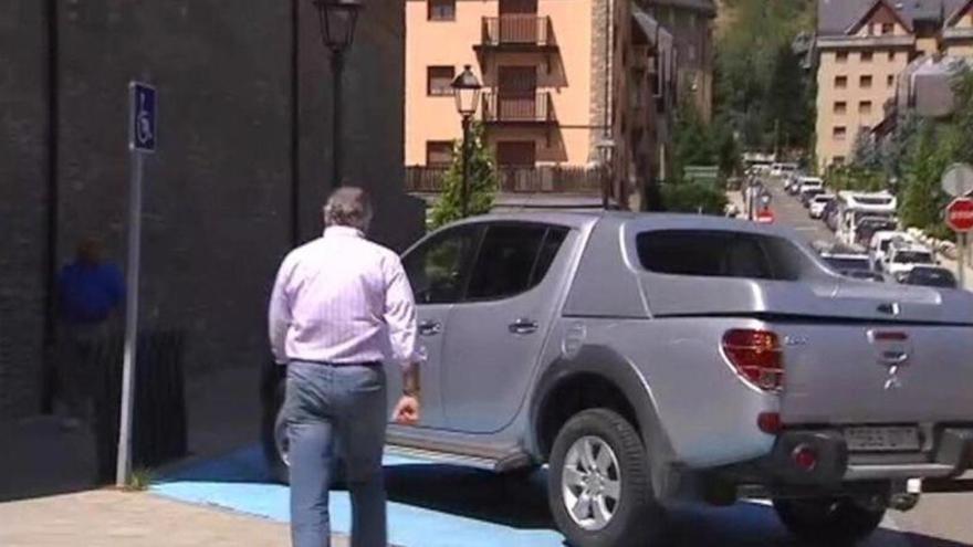 Bárcenas aparca en una plaza de discapacitados para ir a firmar al juzgado de Vielha