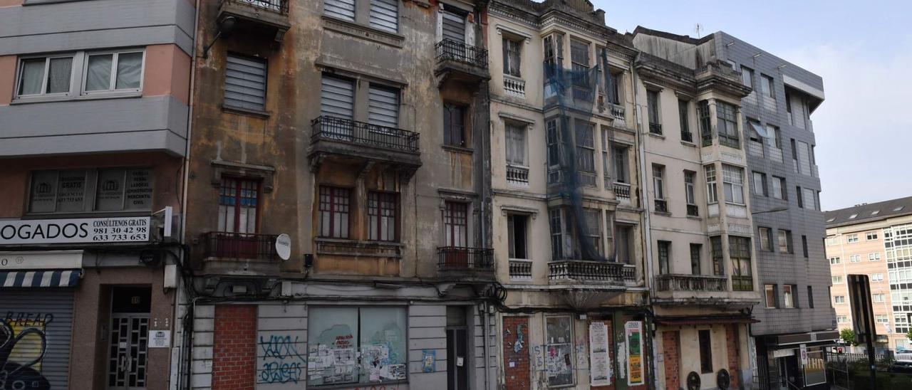 Edificio con pisos abandonados y vacíos, en A Coruña.   | // VÍCTOR ECHAVE