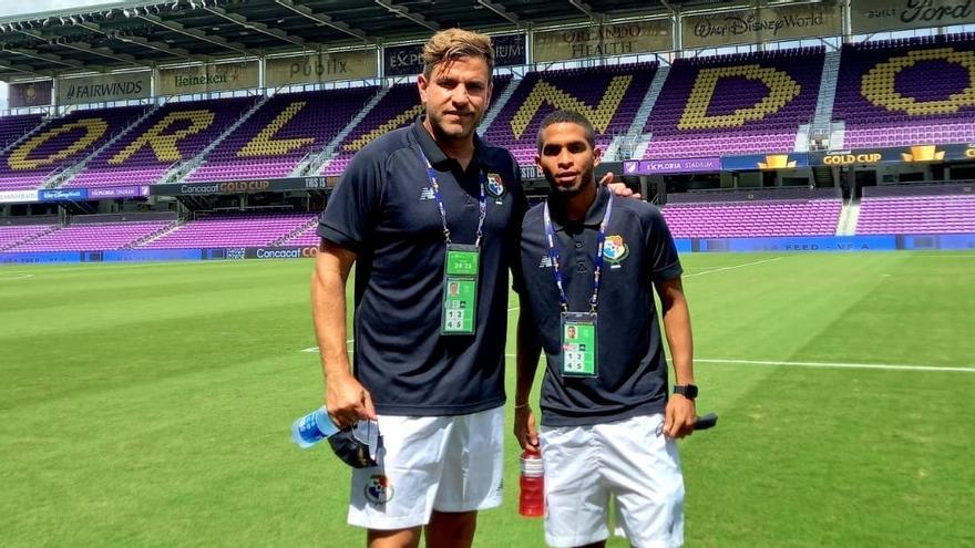 Ángel Sánchez, asistente de la selección de Panamá, y César Yanis posan tras un partido.