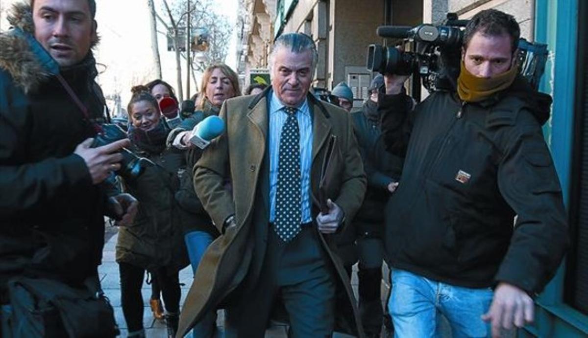 L’extresorer i exsenador del PP Luis Bárcenas, a la sortida del seu domicili, ahir al matí a Madrid. L’extresorer i exsenador del PP Luis Bárcenas, a la sortida del seu domicili, ahir al matí a Madrid.