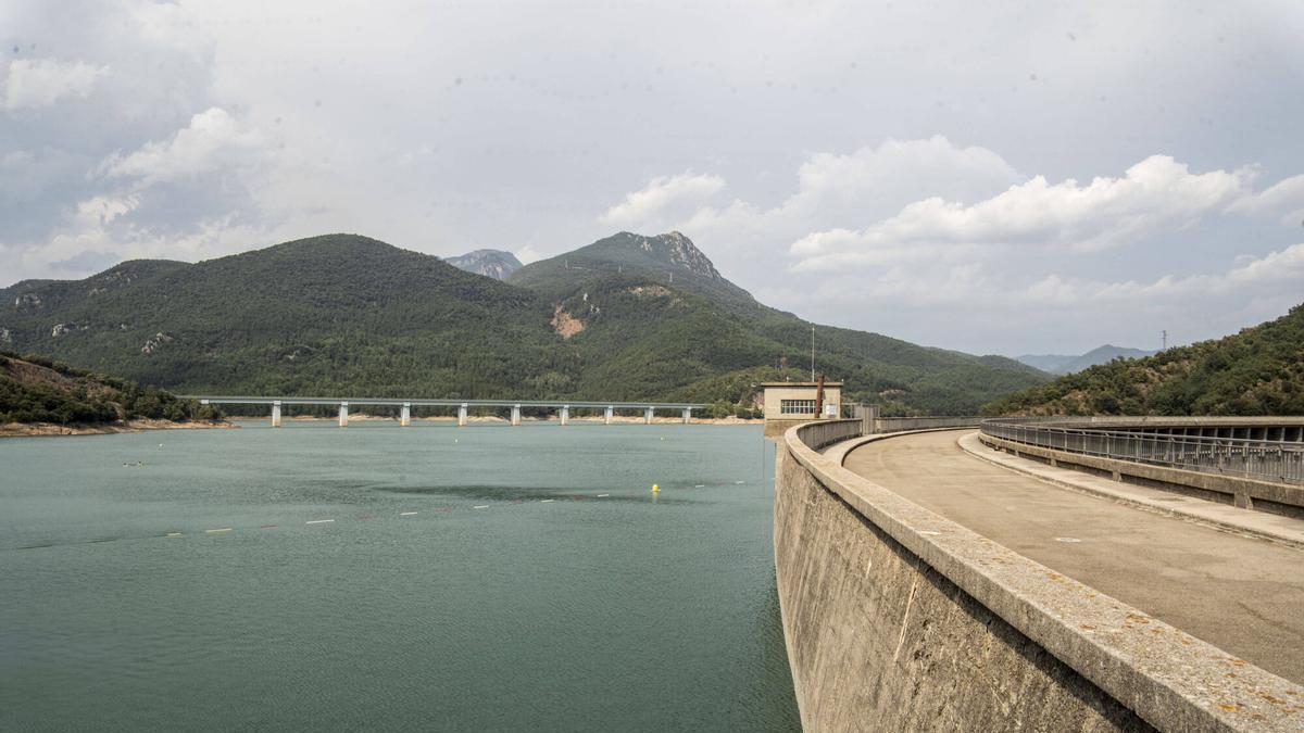 L'embassament de la Baells, on es porjecte la central reversible, vist des de la presa