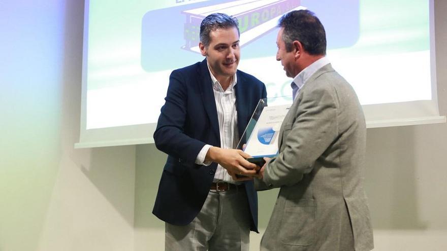 José Antonio Millán, gerente de Hierros Europa SL, recibe el reconocimiento de manos de Francisco López Villanueva, responsable de Ventas Clientes Empresa Sur de Endesa.