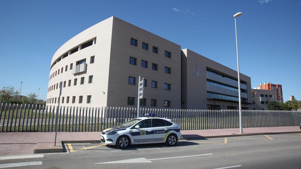 Un coche patrulla de la Policía Local a las puertas de la Ciudad de la Justicia de Castelló.