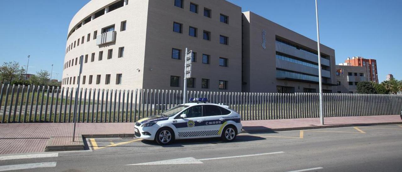 Un coche patrulla de la Policía Local a las puertas de la Ciudad de la Justicia de Castelló.