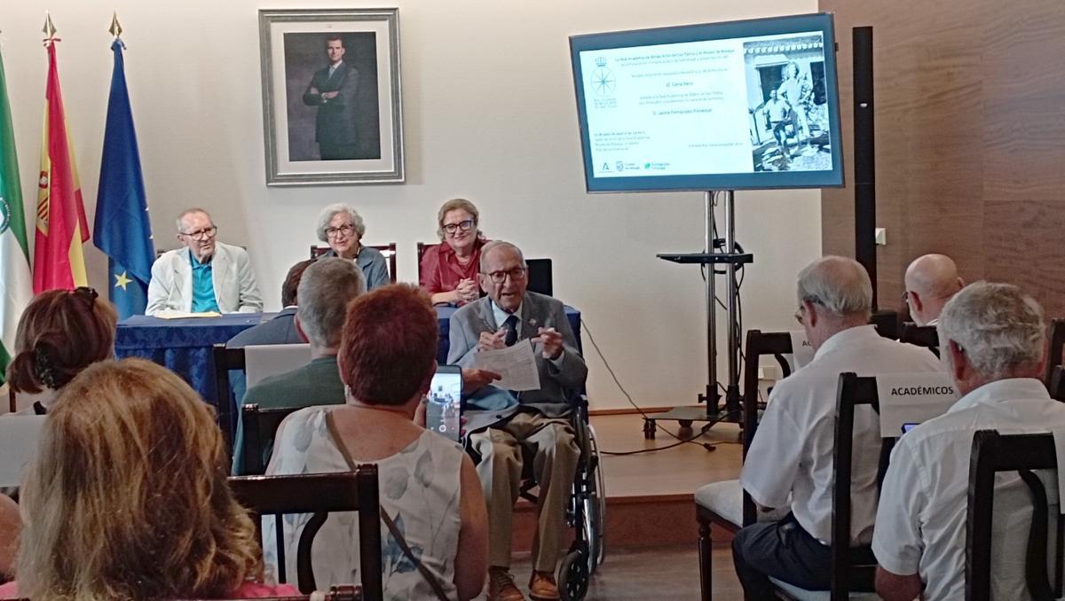 Jaime Fernández Pimentel, en un momento de su intervención, en el acto homenaje de la Real Academia de Bellas Artes de San Telmo, por su donacion del Cenachero.