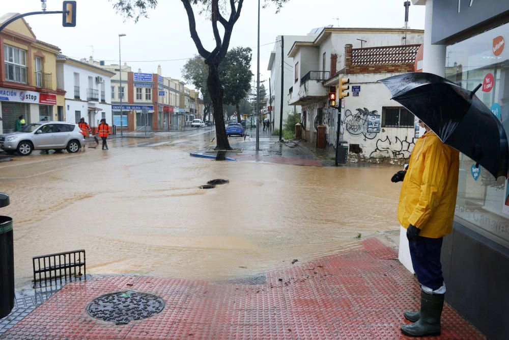 De nuevo, como a comienzos de año, el distrito de Campanillas ha sido el mas castigado por la acumulación de agua, desbordándose arroyos y anegándose muchas de sus calles.