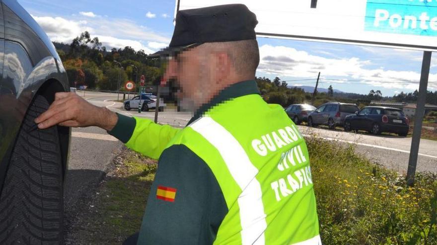 Sin luces y con las ruedas gastadas: casi cien multas al día en carreteras gallegas