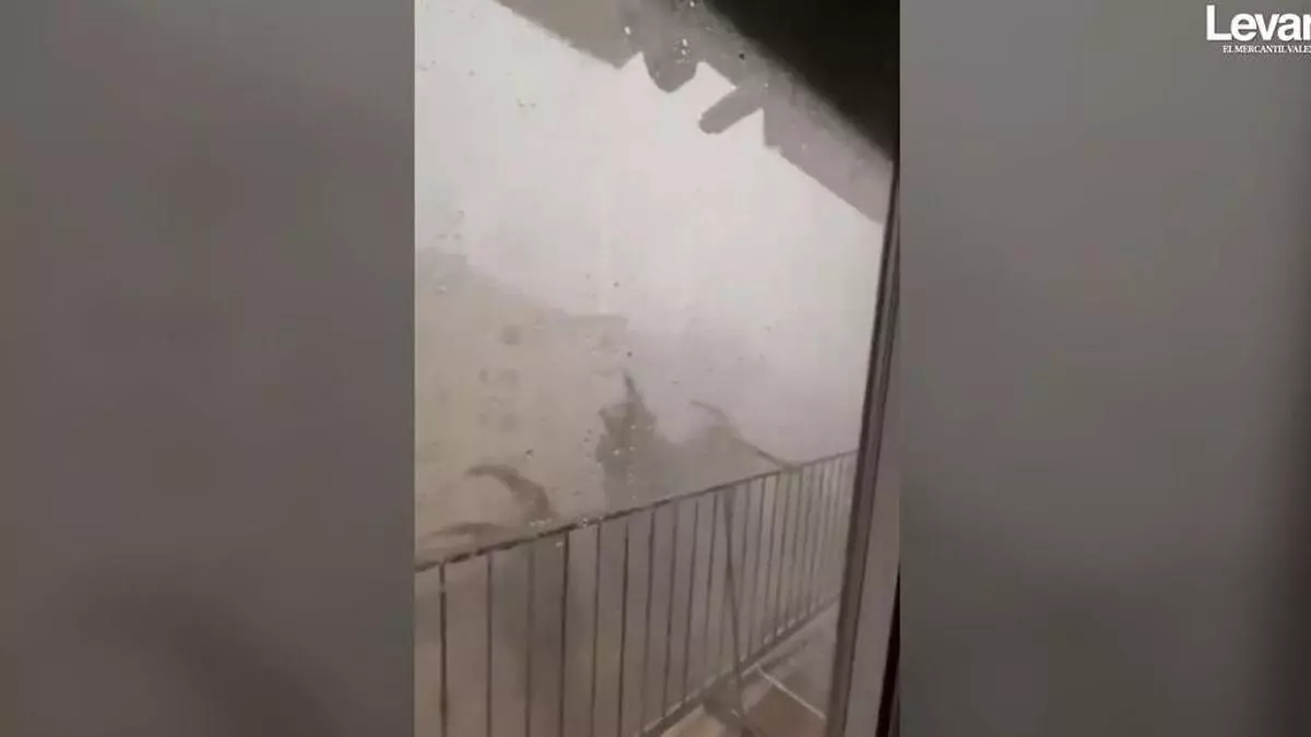 El frente de tormentas deja chubascos "intensos", reventones cálidos y rachas de más de 115km/h en Alicante y el sur de Valencia