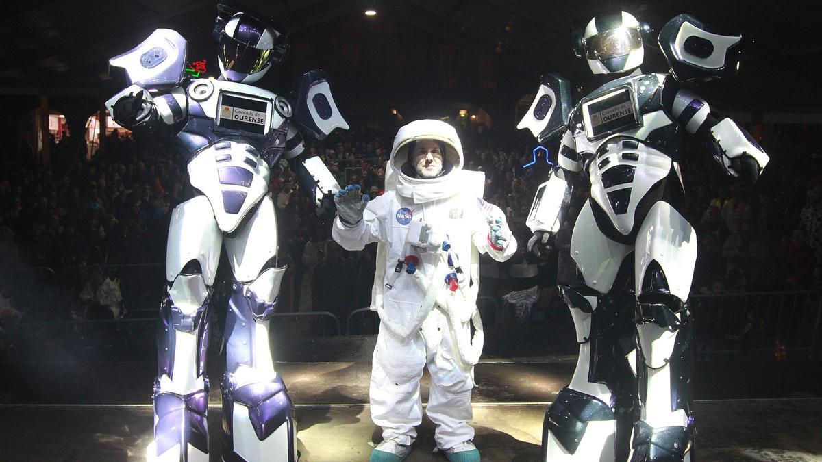 Jácome, disfrazado de astronauta y acompañado de dos robots.