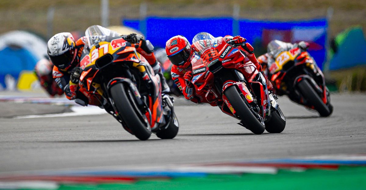 Pedro Acosta, al que Marc Márquez, detrás, dejó pasar, durante la 'sprint' de Brno.