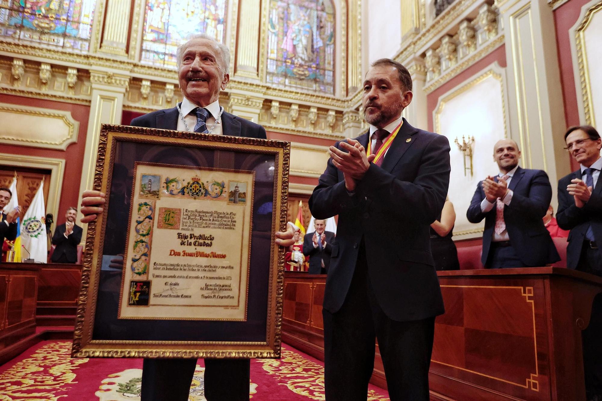 Entrega del título de Hijo Adoptivo de Santa Cruz a Juan Viñas