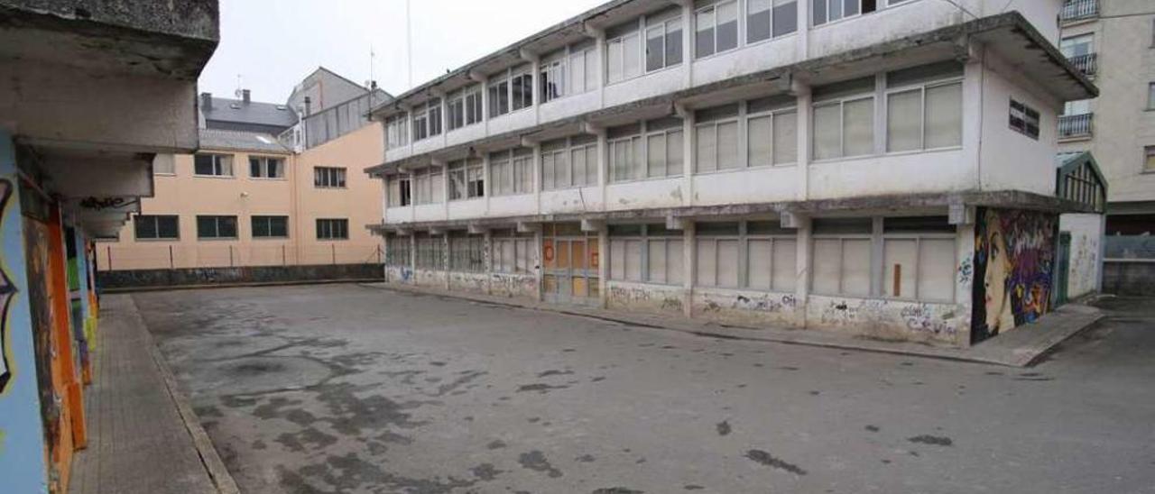 Uno de los dos inmuebles que conforman el antiguo colegio Manuel Rivero. // Bernabé/Gutier