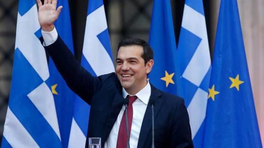 Tsipras es va posar corbata per celebrar la fi del rescat.