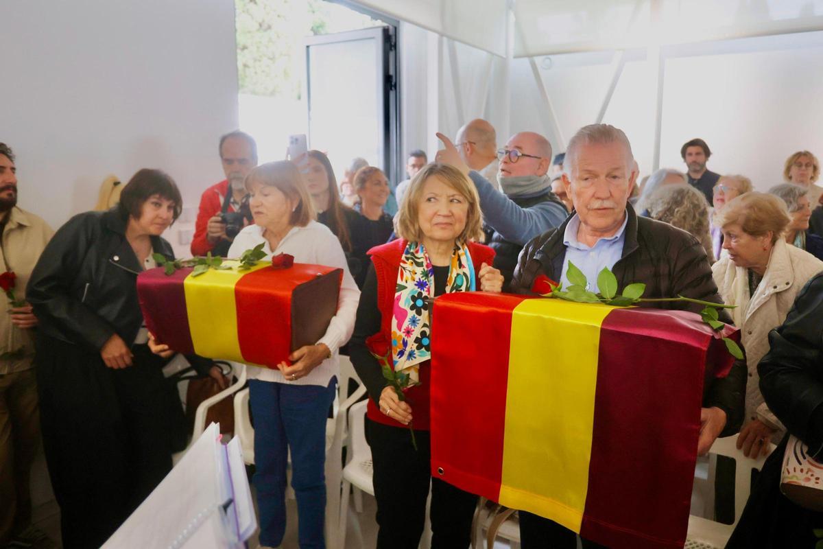 Rafael Mollà recibe los restos de su padre, Juan Mollà, este domingo en el Cementerio de Paterna