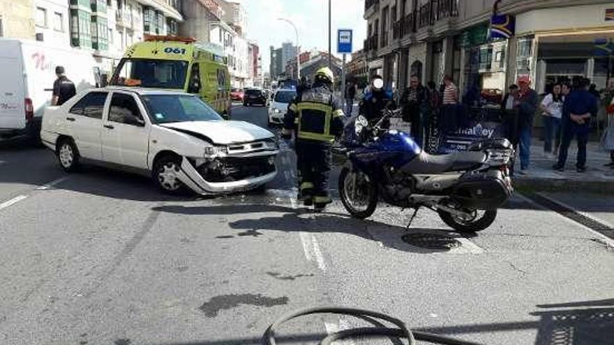 La colisión entre un turismo y una moto en Vilagarcía. // FdV