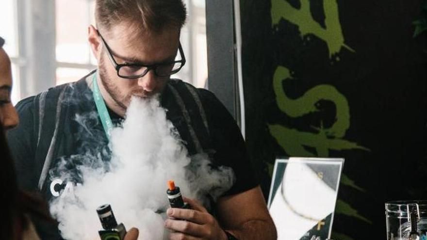 Guerra a la marihuana: Ayuso aprobará en 2025 una ley para reducir el consumo de sus derivados entre los jóvenes