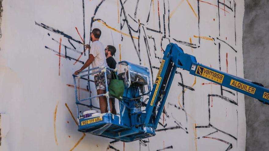 Uno de los murales de gran formato que pintarán a los largo de toda la semana.