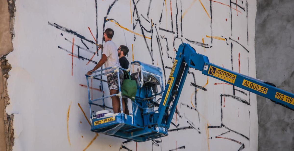 Uno de los murales de gran formato que pintarán a los largo de toda la semana.