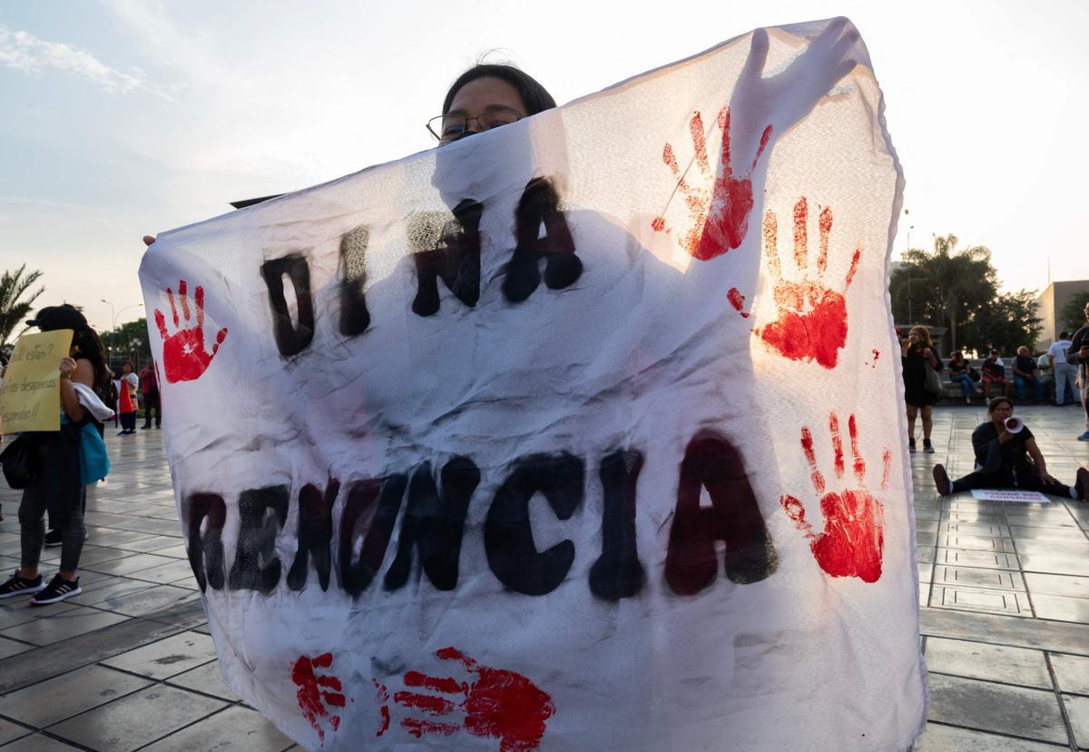 Una opositora al Gobierno de Dina Boluarte protesta frente al Palacio de Justicia de Lima.