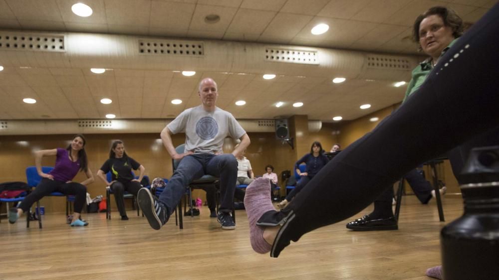 Bailarines de la compañía neoyorquina de Mark Morris imparten una clase en Oviedo para mejorar el equilibrio y la flexibilidad de enfermos con temblores