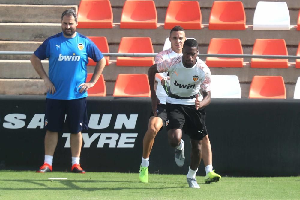 Anil Murthy, atento al entrenamiento del Valencia