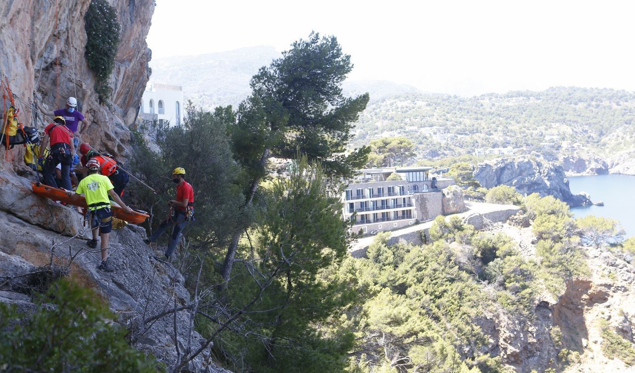 Bombers de Mallorca y SAMU 061 realizan una formación para atender rescates de montaña extremos