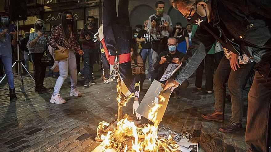 Girona Cremen una figura gegant del rei