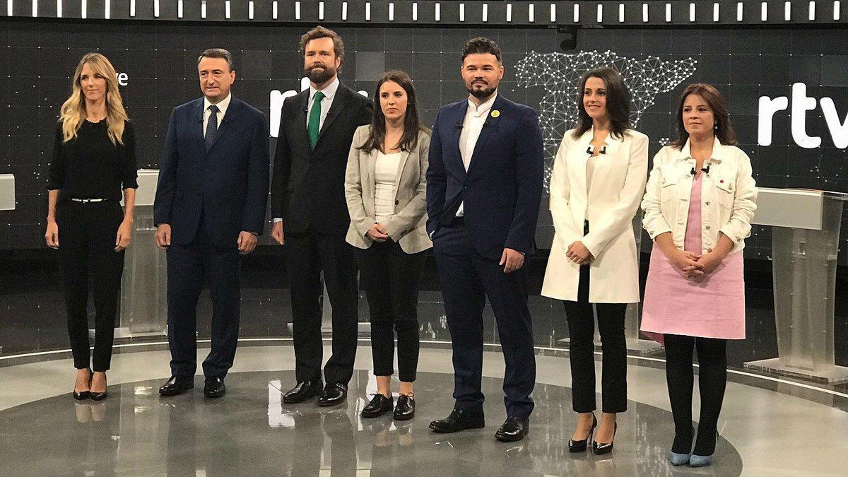 De dreta a esquerra, la portaveu del Grup Parlamentari Socialista en el Congrés dels Diputats, Adriana Lastra, la portaveu del Grup Parlamentari Ciutadans en el Congrés dels Diputats, Inés Arrimadas, el portaveu del Grup Parlamentari ERC en el Congrés dels Diputats, Gabriel Rufián, la portaveu del Grup Parlamentari Unides-Podem en el Congrés dels Diputats, Irene Montero, el portaveu del Grup Parlamentari Vox en el Congrés dels Diputats, Iván Espinosa dels Esquivadors, el portaveu del Grup Basc (PNB), Aitor Esteban i la portaveu del Grup Parlamentari Popular en el Congrés dels Diputats, Cayetana Álvarez de Toledo. De dreta a esquerra, la portaveu del Grup Parlamentari Socialista en el Congrés dels Diputats, Adriana Lastra, la portaveu del Grup Parlamentari Ciutadans en el Congrés dels Diputats, Inés Arrimadas, el portaveu del Grup Parlamentari ERC en el Congrés dels Diputats, Gabriel Rufián, la portaveu del Grup Parlamentari Unides-Podem en el Congrés dels Diputats, Irene Montero, el portaveu del Grup Parlamentari Vox en el Congrés dels Diputats, Iván Espinosa dels Esquivadors, el portaveu del Grup Basc (PNB), Aitor Esteban i la portaveu del Grup Parlamentari Popular en el Congrés dels Diputats, Cayetana Álvarez de Toledo.