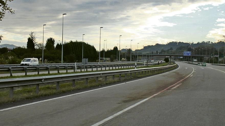 La mancha de sangre dejada por el jabalí atropellado en la autovía a la altura de El Berrón.