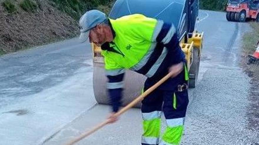 Un operari trebalant el ferm de la carretera