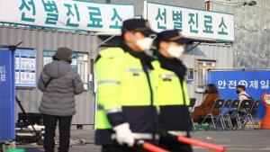 Policías de Corea del Sur resguardan un hospital de la ciudad de Daegu por el coronavirus.