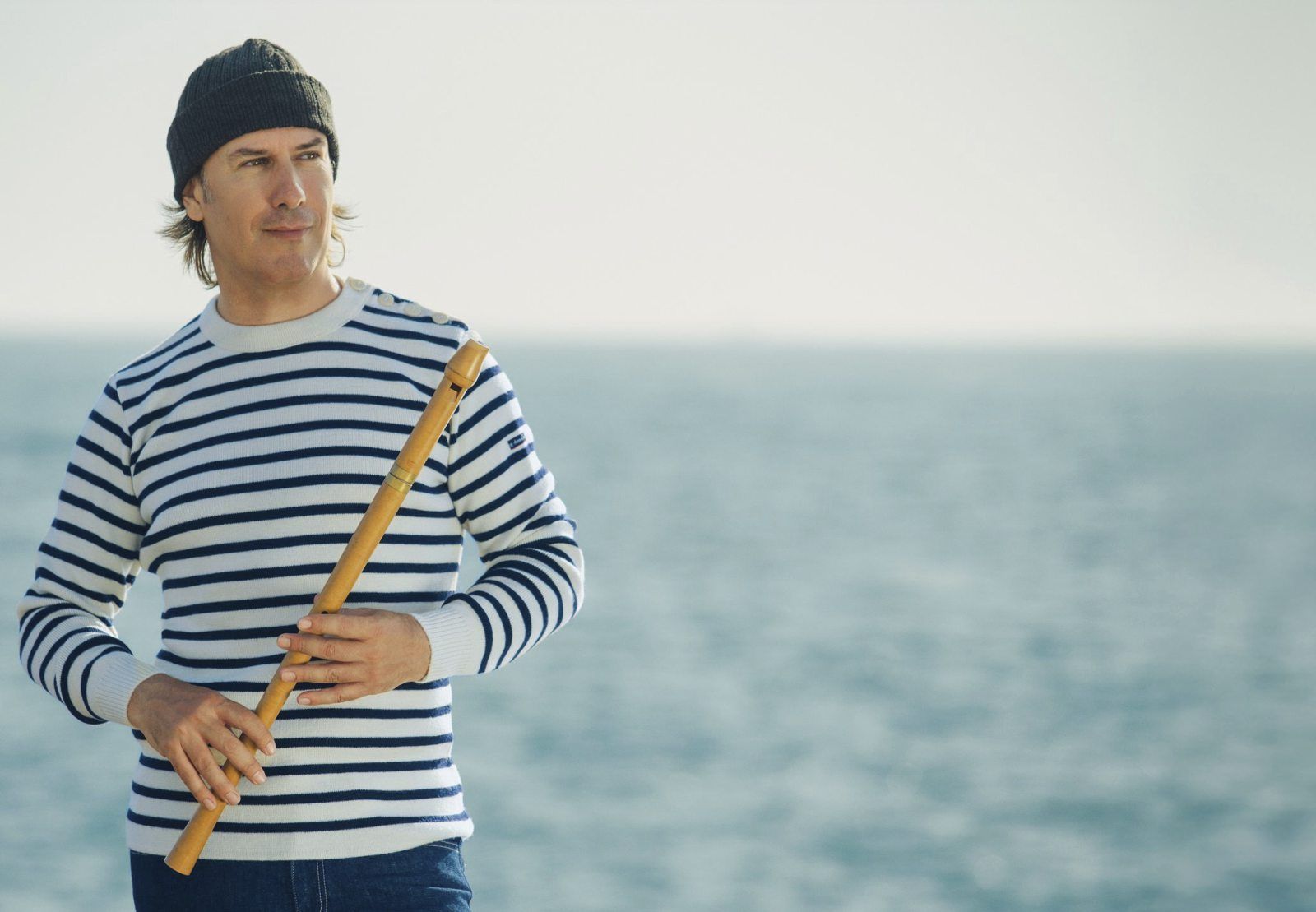 Carlos Núñez, con el mar de fondo.