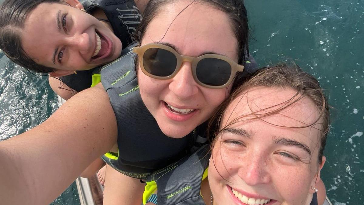 Por la izquierda Dali López. Arantxa Villar y Julieta Wills, en un selfie que se tomaron poco antes del terremoto.