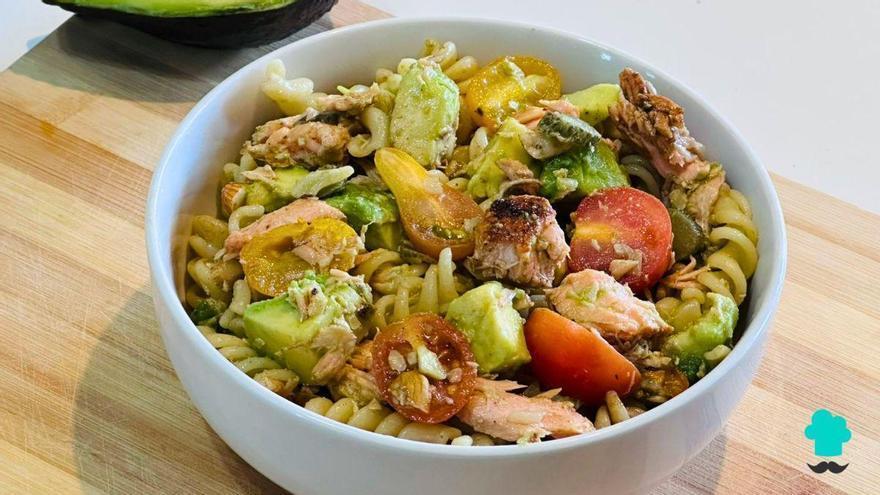 Ensalada de pasta con salmón y aguacate: fresca, saciante y 