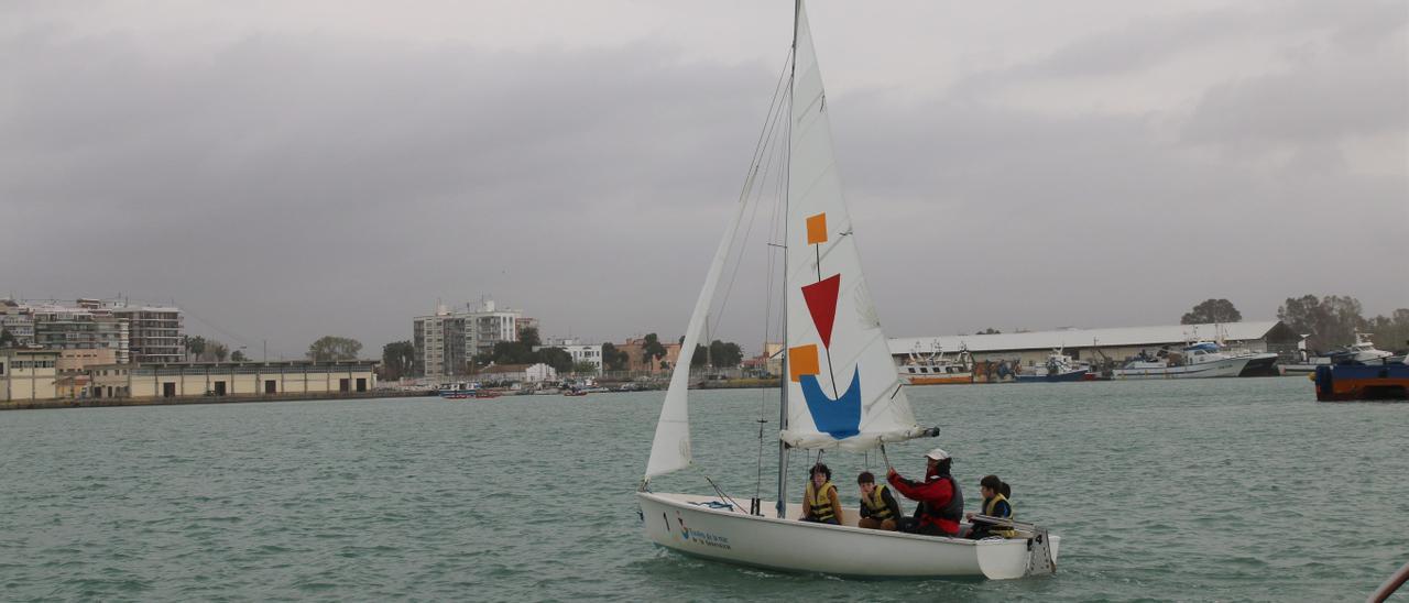 La localidad cuenta con instalaciones relevantes como la Escola de la Mar.