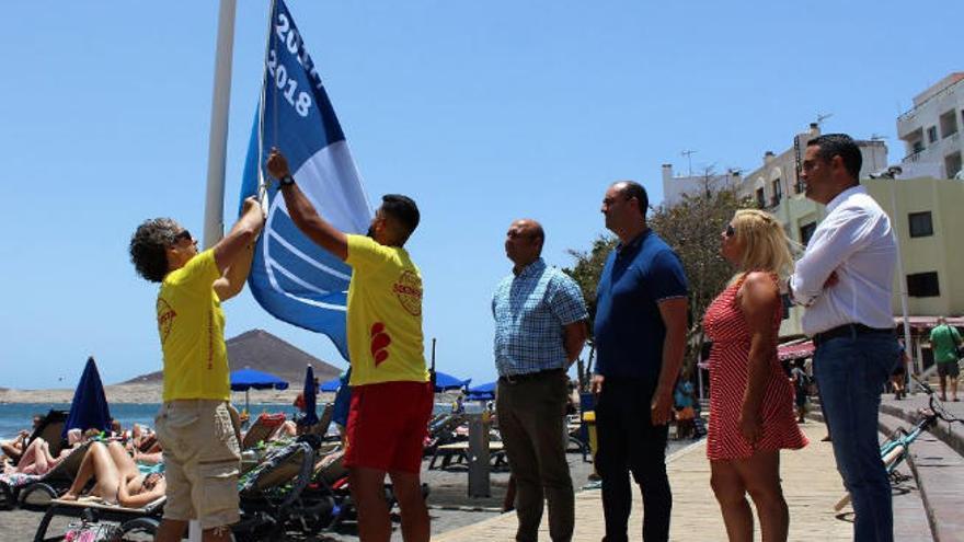 La imagen recoge la última ocasión en la que ondeó la bandera azul en la playa de El Médano, en el año 2017.