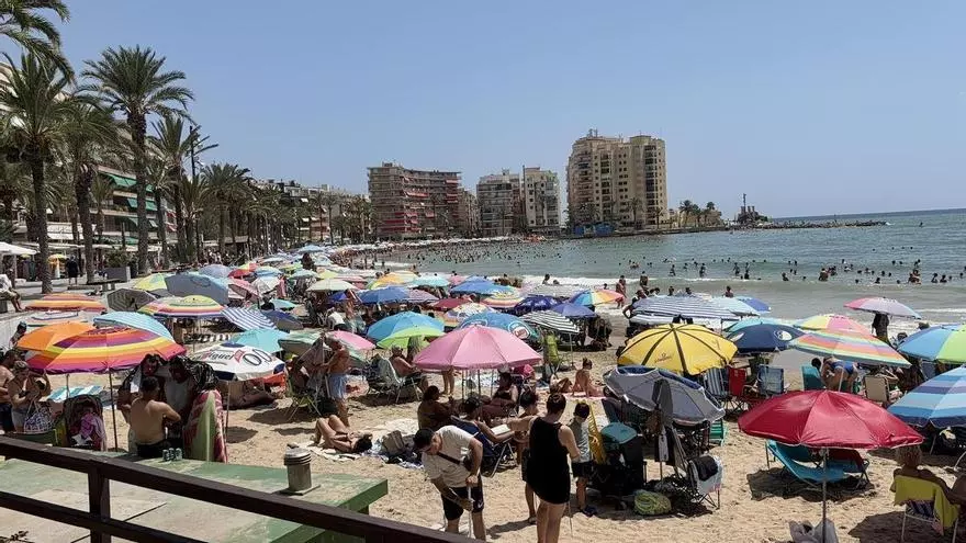 Agosto de 2026: no cabe un alma más en la playa del Cura de Torrevieja